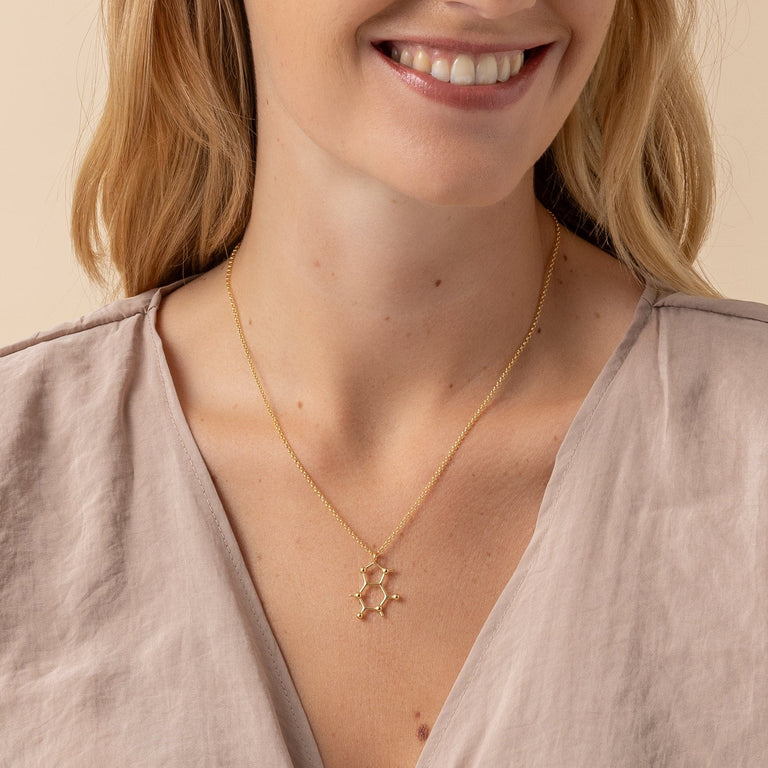 Gold vermeil caffeine necklace detail – stylish and scientific jewelry for everyday elegance. Gold vermeil caffeine necklace detail – stylish and scientific jewelry for everyday elegance.