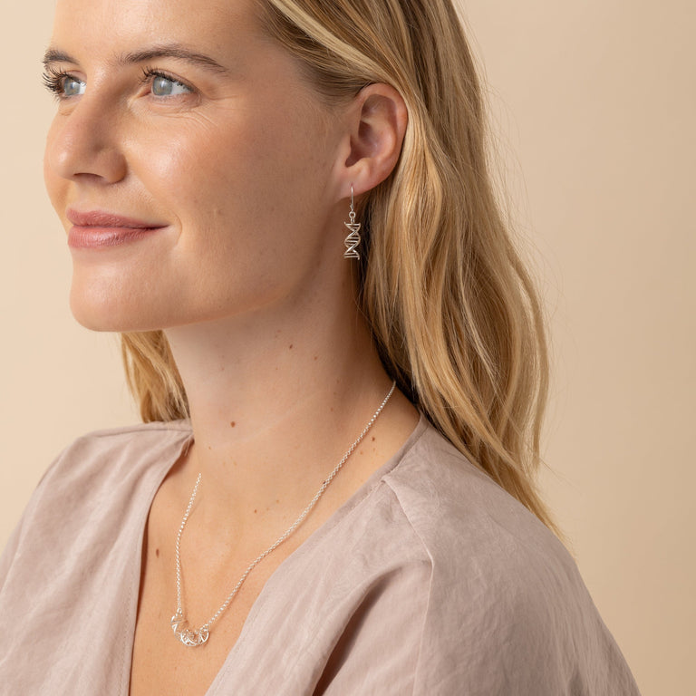 Casual look with sterling silver DNA earrings – blending science and style effortlessly. Casual look with sterling silver DNA earrings – blending science and style effortlessly.