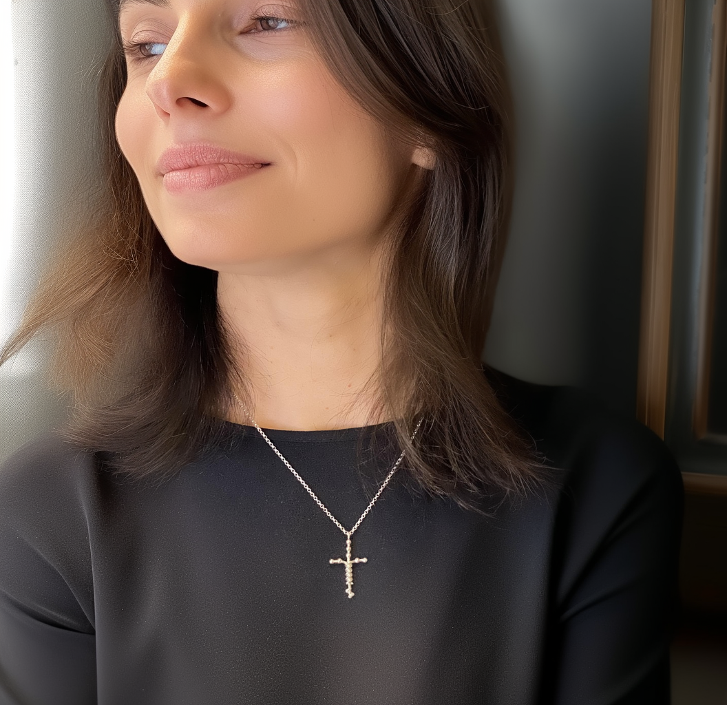 Model wearing sterling silver laminin necklace – minimalist science-inspired jewelry for cell biologists and STEM fashionistas. Model wearing sterling silver laminin necklace – minimalist science-inspired jewelry for cell biologists and STEM fashionistas.