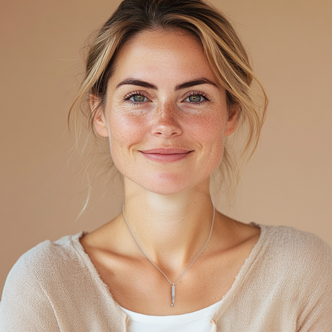 Model wearing the silver photoreceptor necklace, a minimalist yet geek-chic accessory for science lovers. Model wearing the silver photoreceptor necklace, a minimalist yet geek-chic accessory for science lovers.