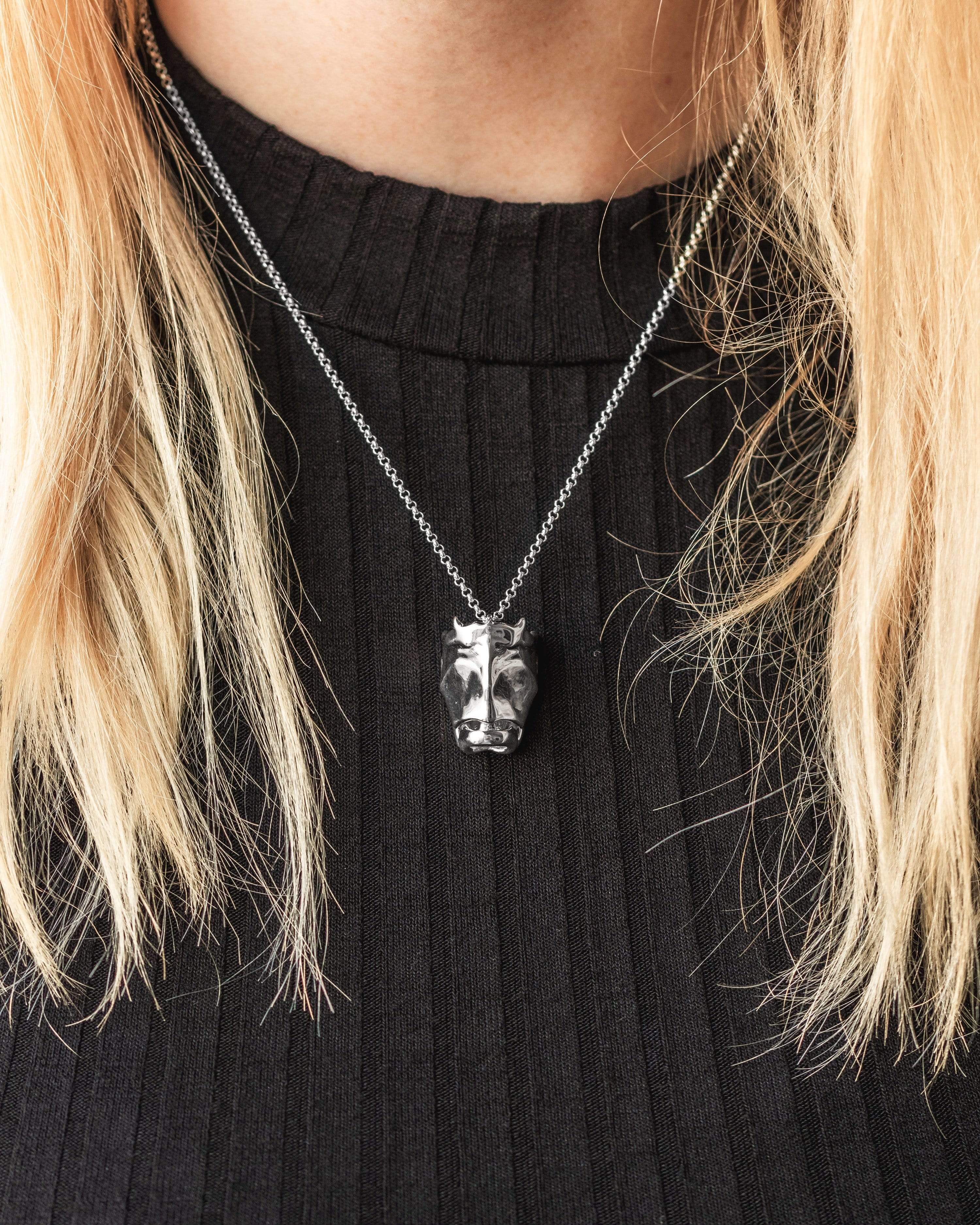 Model wearing a larynx necklace in sterling silver, perfect for science enthusiasts and anatomy lovers. Model wearing a larynx necklace in sterling silver, perfect for science enthusiasts and anatomy lovers.